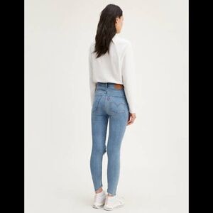 NWT Levi's
MILE HIGH SUPER SKINNY JEANS